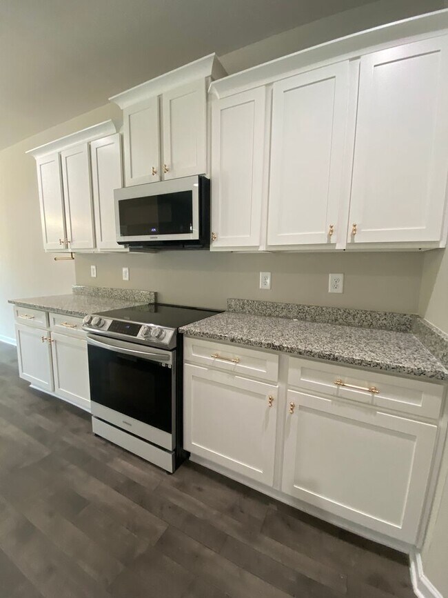 Building Photo - SPECIAL: HALF OFF FIRSTS MONTH RENT! Lovel...
