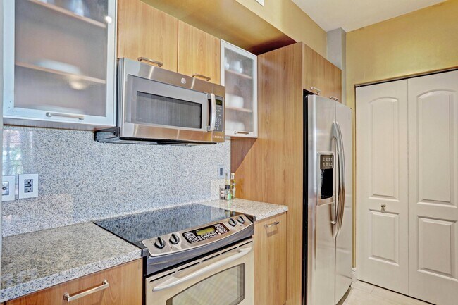 Building Photo - 630 S Sapodilla Ave