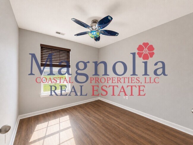 Building Photo - 4 Bedrooms, 2.5 Bathrooms in Live Oak Subdivision