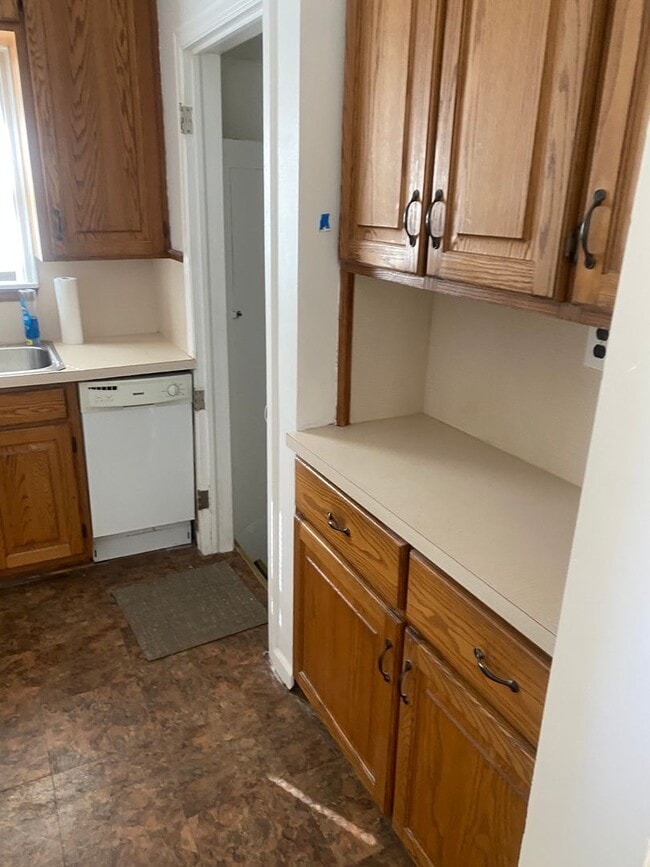 Building Photo - 3 bedroom 2 bath bungalow with basement and garage in Wayne