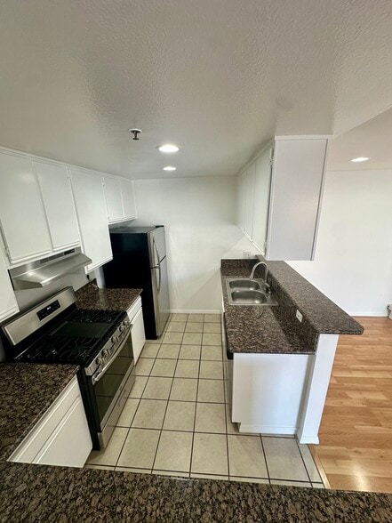 Building Photo - 8722 Burton Way