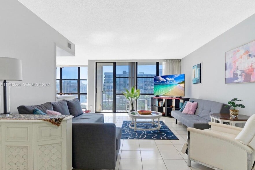 Building Photo - 1000 Parkview Dr