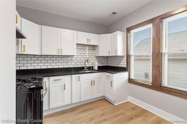 Building Photo - 767 Navahoe St