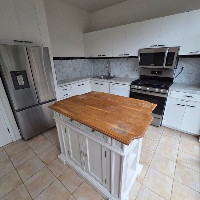 Building Photo - 107 Bridgeway