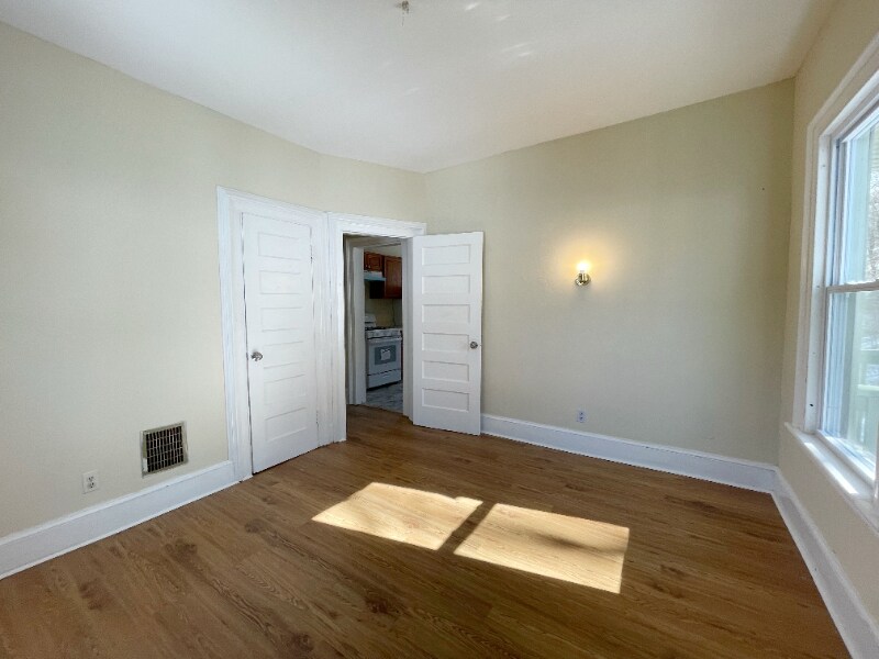 Building Photo - 142 Hillside Ave