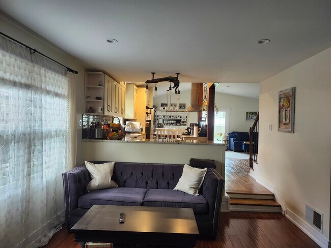 Building Photo - 301 Oakbrook Ct