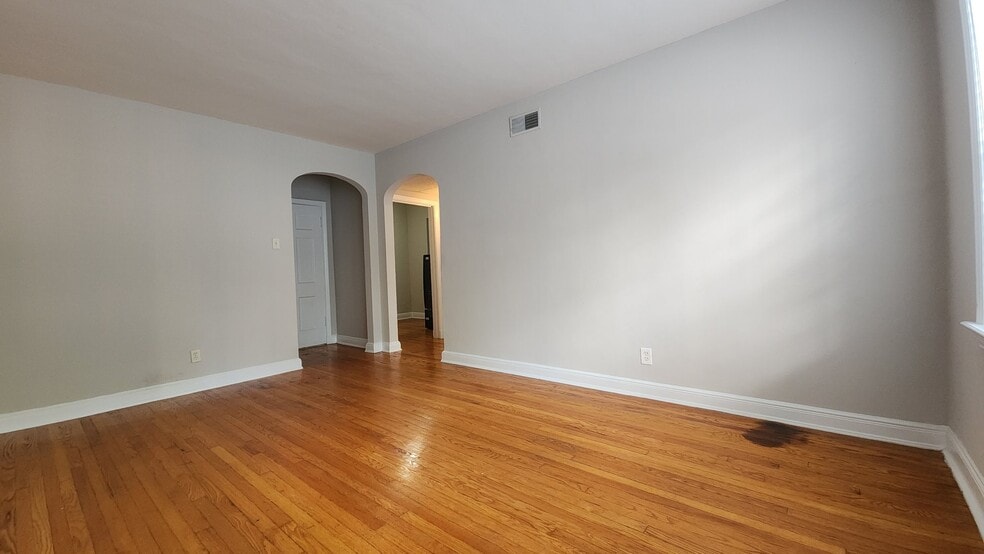 Building Photo - 1042 Sanford Ave