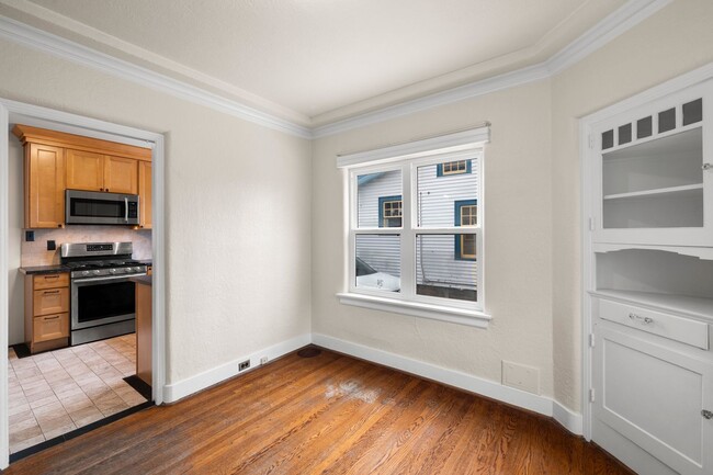 Building Photo - 2 bedroom 1 bath with full basement in Sellwood!