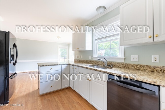 Building Photo - 205 Simbelyn Dr