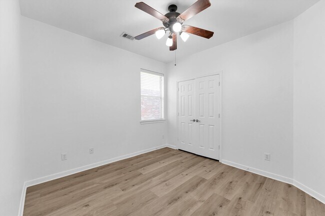 Building Photo - 14823 Yellow Begonia Dr