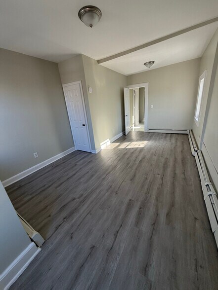 Building Photo - 123 Parker St