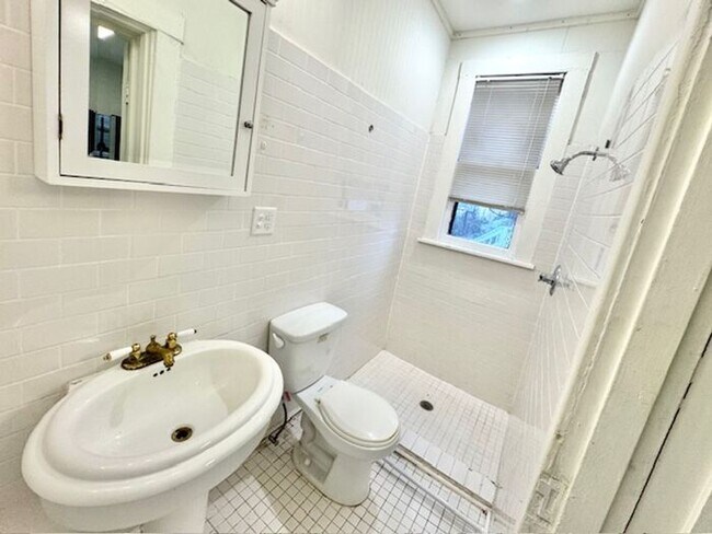 Building Photo - Historic Large Beautiful midtown home near Rhodes College available for Rent!