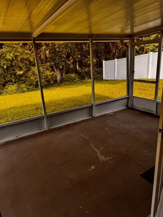Building Photo - Beautiful 3 bedroom 2 bathroom home availa...