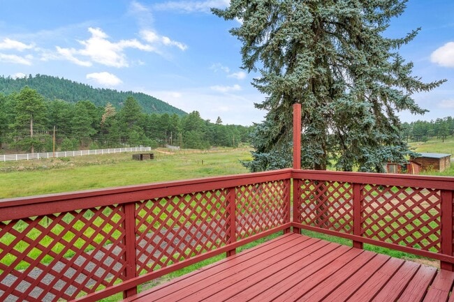 Building Photo - 3 BEDROOM, 3 BATH+ BONUS ROOMS ON RANCH IN...