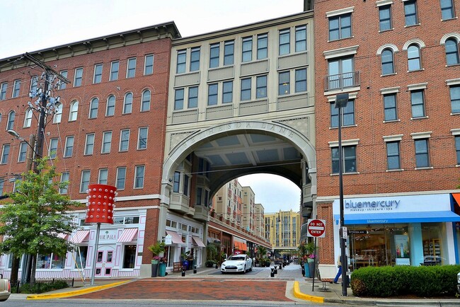 Building Photo - 1 + 1 w/Parking in downtown BETHESDA!