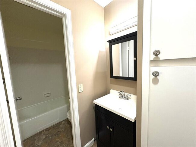 Building Photo - 120 Cypress Club Dr