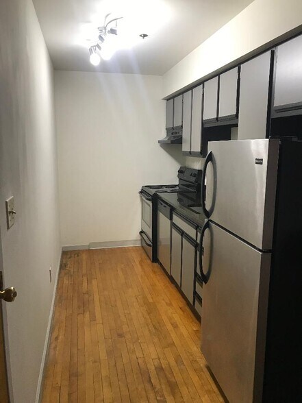 Full kitchen Loft 109 - 224 E King St