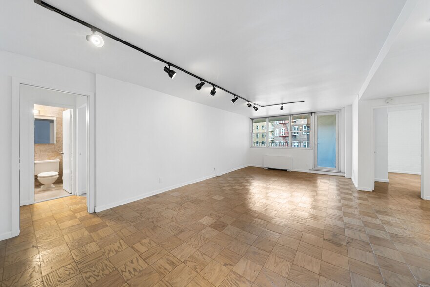 Building Photo - 6040 Boulevard E