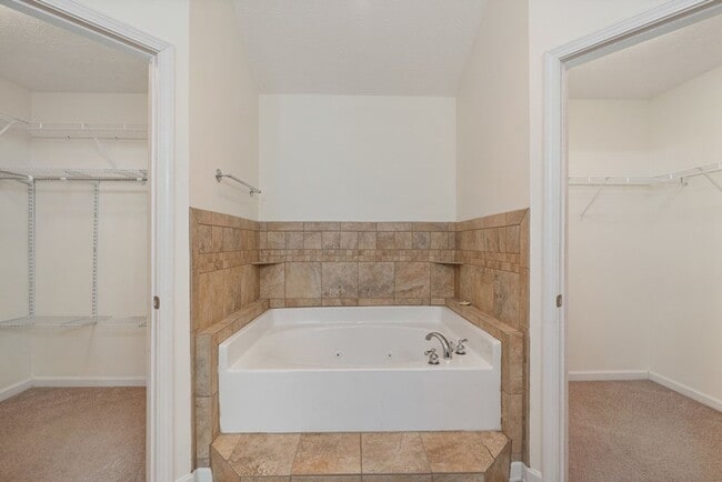 Building Photo - 4 Bedrooms, 2.5 Baths almost 2600 sf Cul-de-sac on over half acre!!!