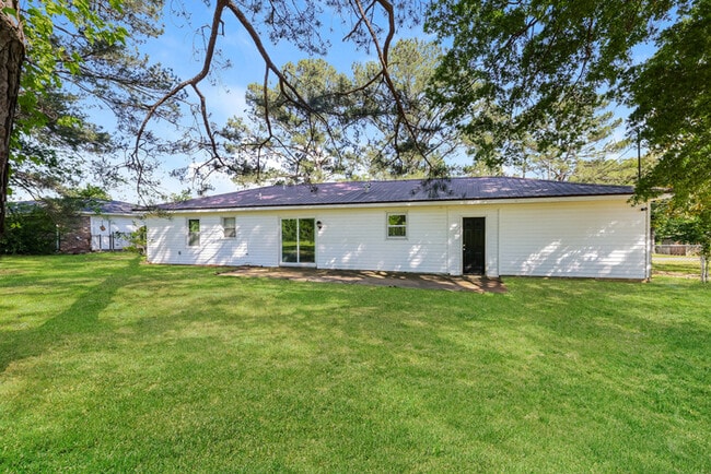 Building Photo - Spacious 3-Bedroom Tuscaloosa Home with Garage