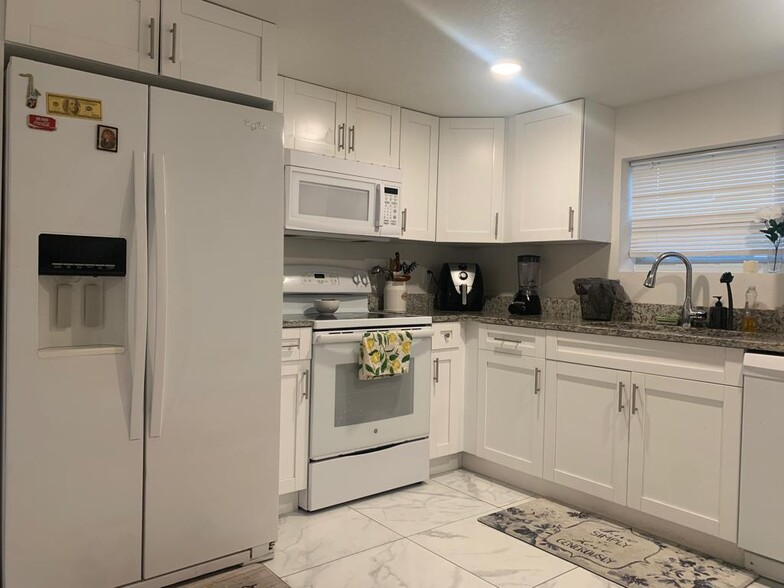 Kitchen - 1701 W Cluster Ave