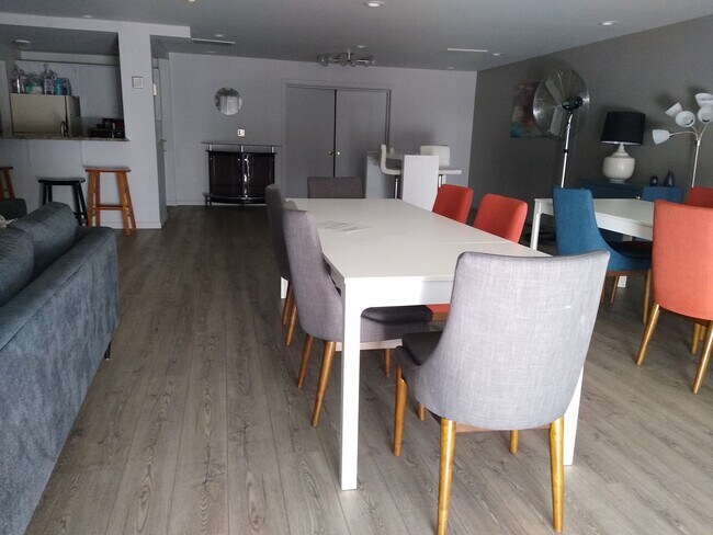 Building Photo - Amazing Penthouse 2 Bedroom 2 Bath With Mo...