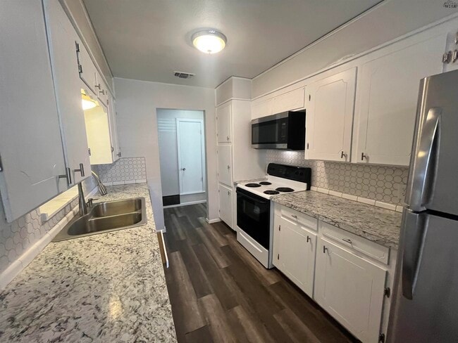 Building Photo - 2 Rene Cir