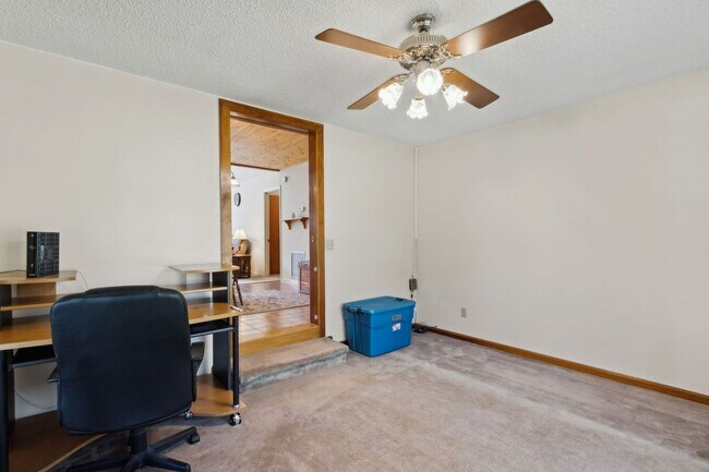 Building Photo - Peaceful Country Living Close to Everything