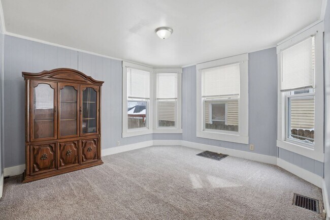 Building Photo - Spacious 4bed 2 bath home in Davenport