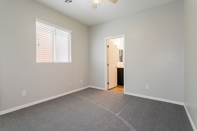 Building Photo - Exquisite 5 bedroom 4 bathroom home with fresh paint and new carpet waiting for you!