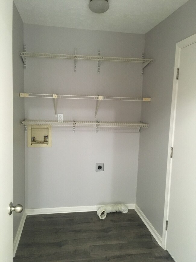 Building Photo - Beautifully Renovated 3 Bedroom 2 Bath Hou...