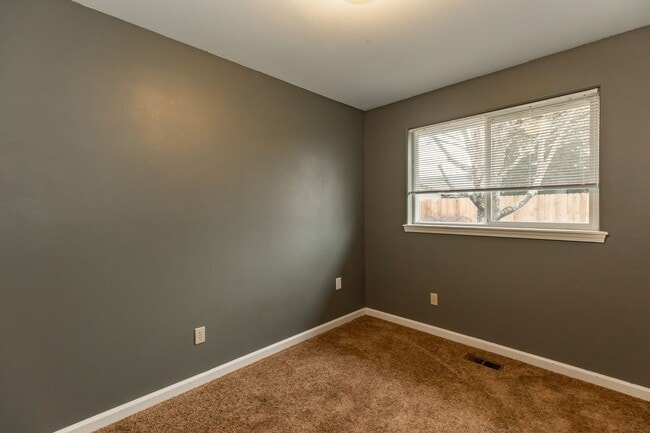 Building Photo - **MOVE IN SPECIAL!** Pet Friendly Charming 3 Bedroom Home with large office!