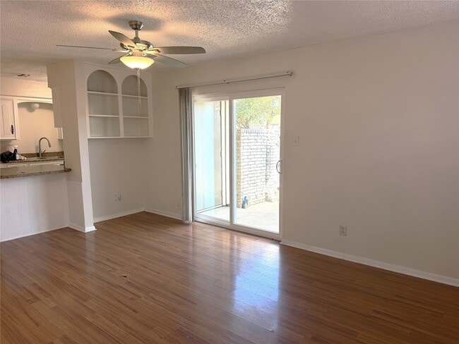 Building Photo - 726 E Pecan St