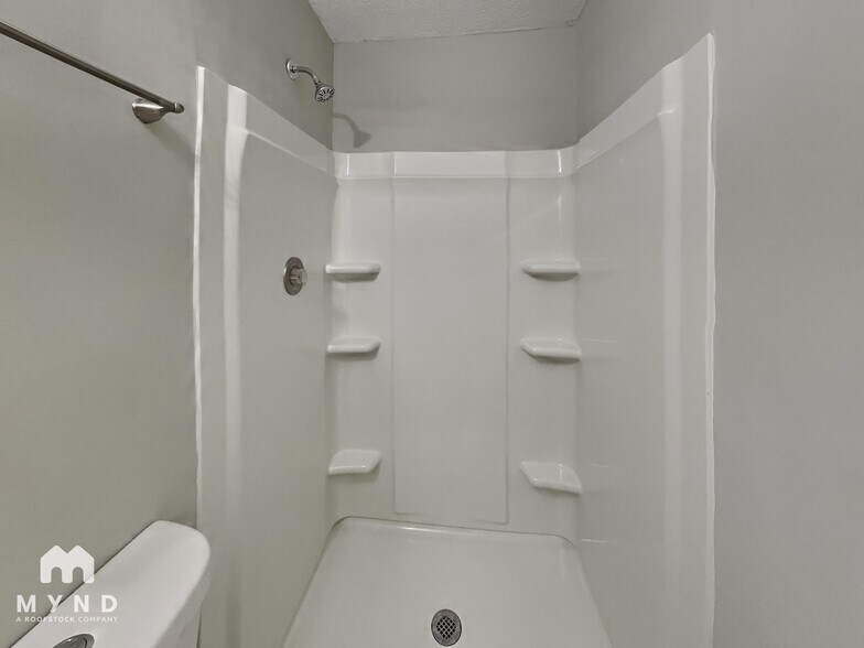 Building Photo - 547 Whitethorn Dr