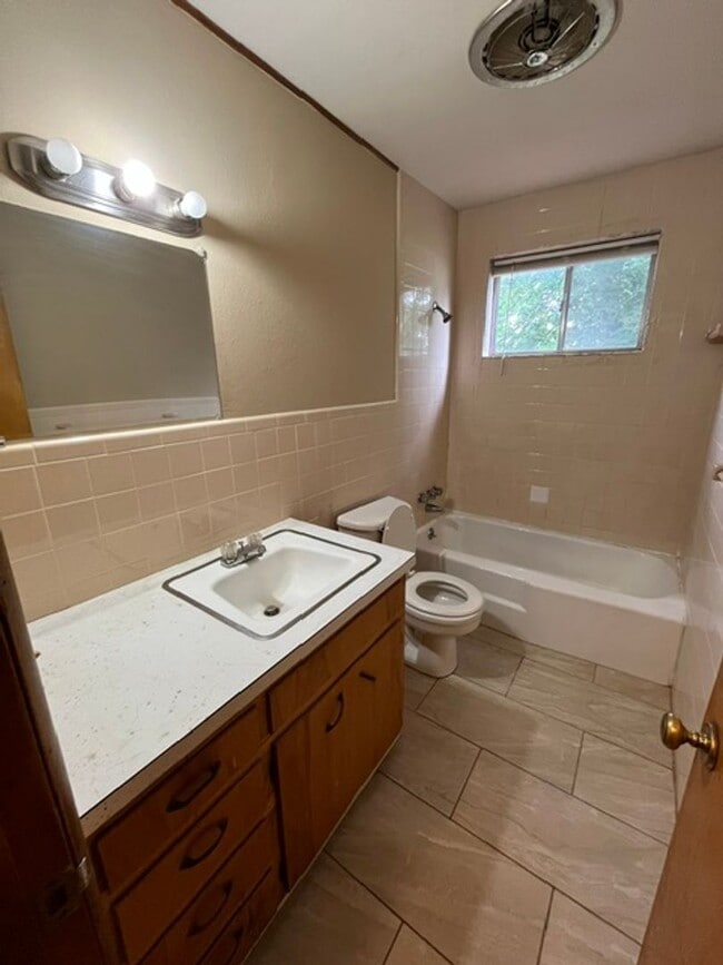 Building Photo - Duplex close to downtown Springdale, walking distance to fast food and medical