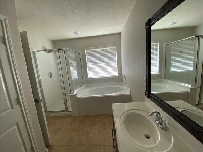 Building Photo - 279 Bloomhill Pl