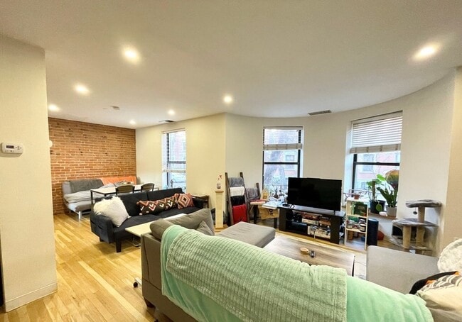 Building Photo - 96 Gainsborough St