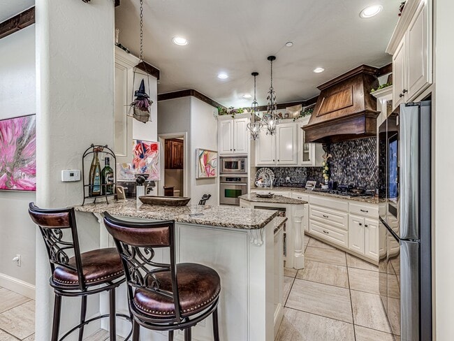 Building Photo - End Unit- @ Muirfield Village- Classic Bill Roberts Custom Built- 4 Bedrooms+ Media Room- Close t...