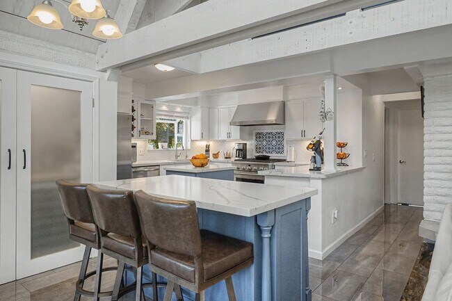 Building Photo - Luxury furnished retreat in Carmel Valley