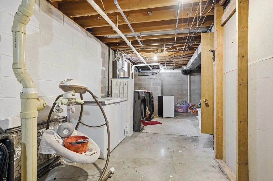 Building Photo - 705 Eastview Dr