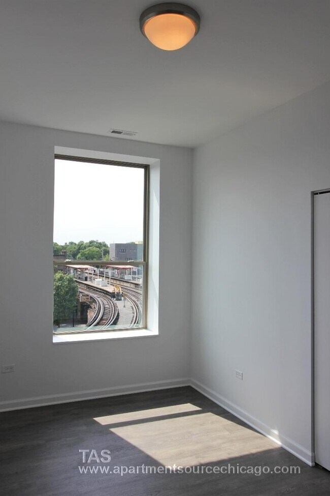 Building Photo - Gut rehabbed 3 bedroom 2 bath TOP FLOOR loft-style unit in WRIGLEY!