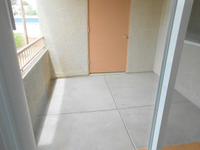 Building Photo - Spacious Condo in Gated Community