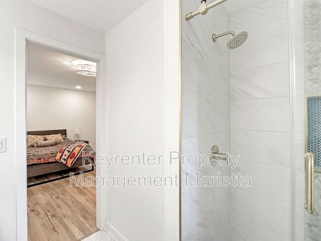 Building Photo - 651 Inglis Dr S E