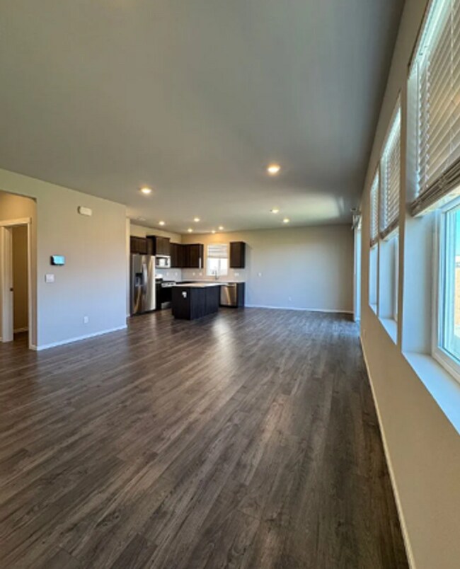 Building Photo - Stylish 4 bed/2.5 bath house