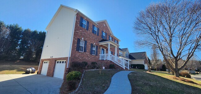 Building Photo - Nice 2 story brick home near Reagan High School