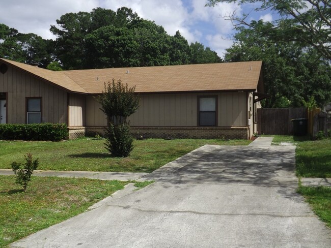 Building Photo - Cozy 2 Bed 2 bath home with lush Back yard