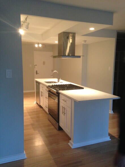 Building Photo - 604 S Washington Sq