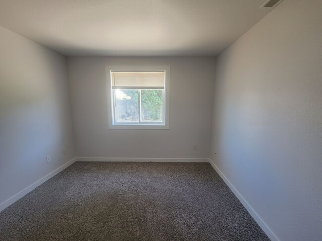 Building Photo - 4-Bedroom Gem in Pasco – Fresh Paint, New ...