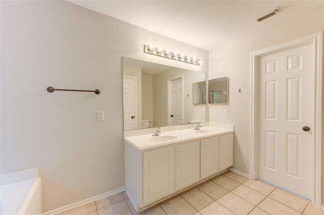 Building Photo - 15 Ledgestone Pl