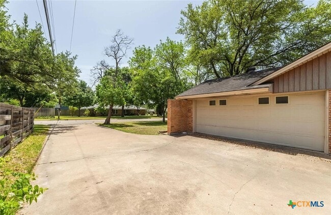 Building Photo - 4506 Walnut Rd